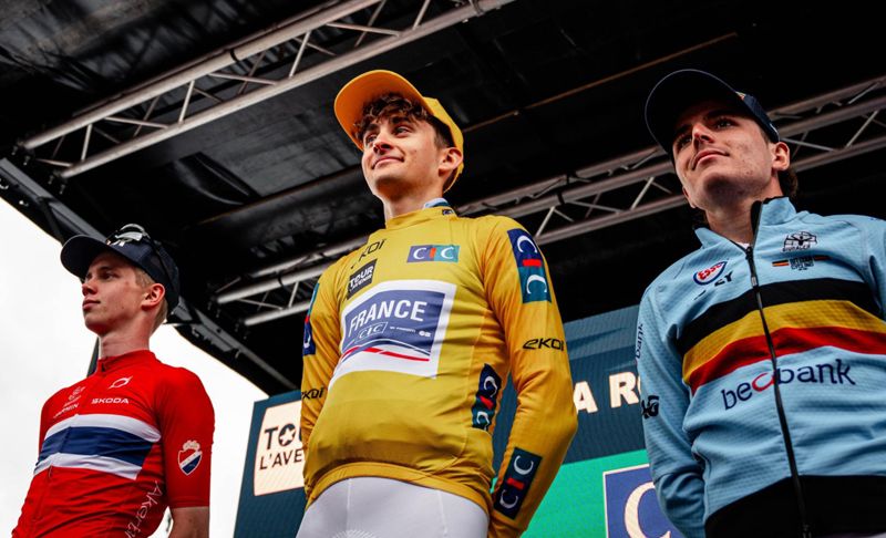 Paul Seixas en el podio como ganador el Tour del Porvenir