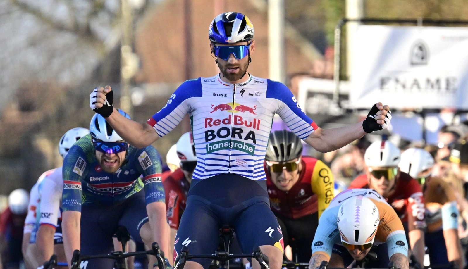 Jordi Meeus reina en la Samyn Classic
