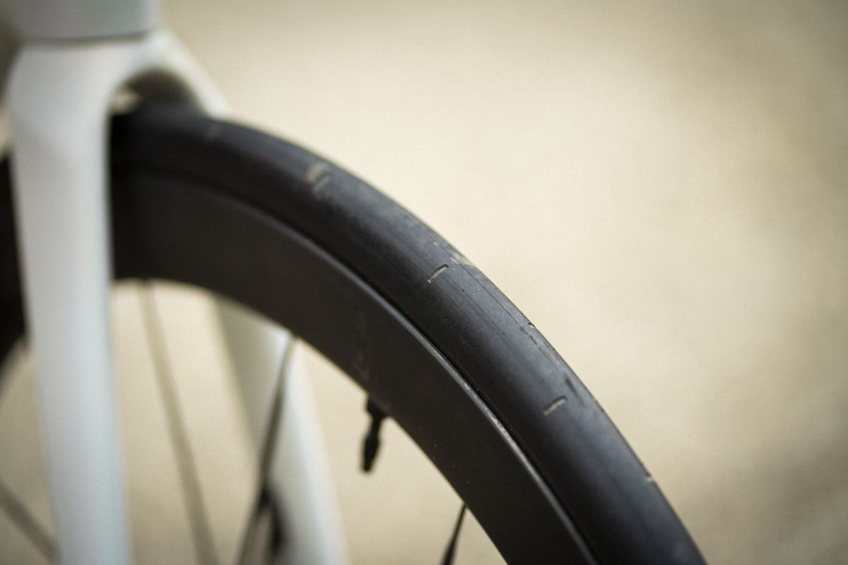 Los neumáticos Tubeless Cadex Aero quedan enrasados con la llanta y sus hendiduras laterales favorecen la aerodinámica