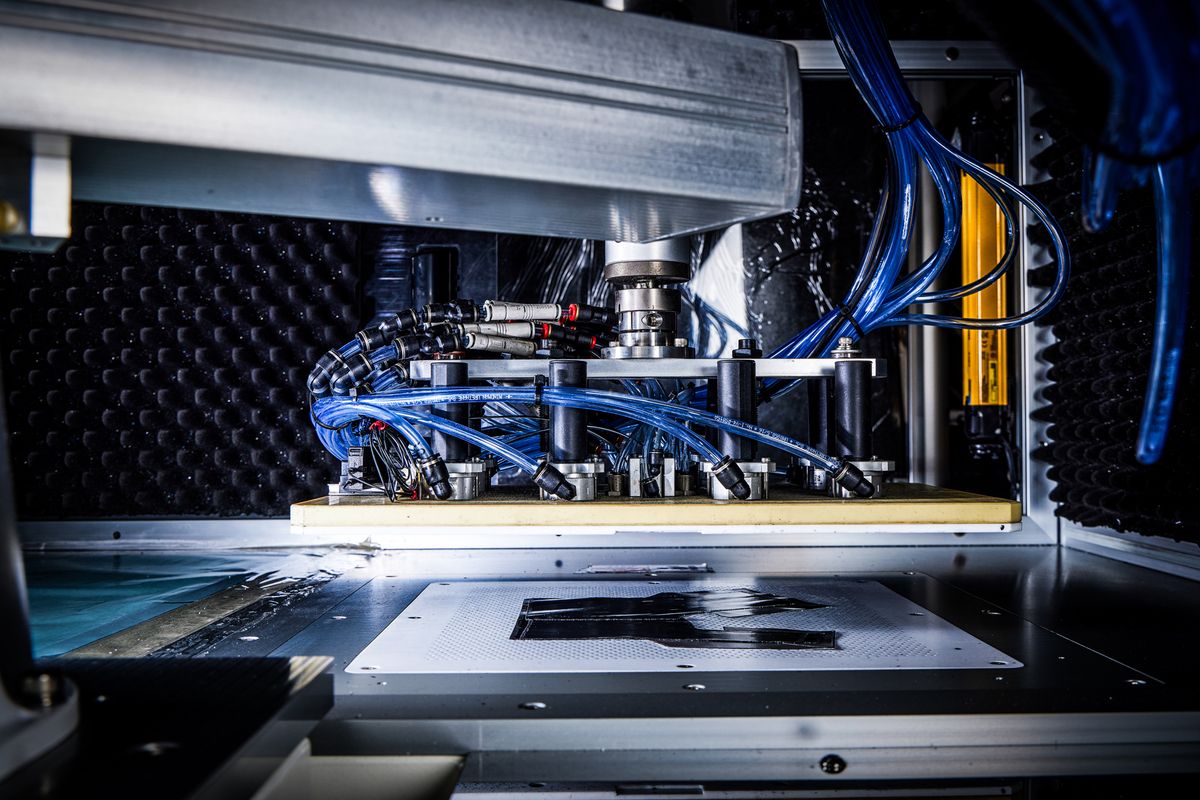 Láminas de fibra de carbono cortada en frío para preservar sus propiedades