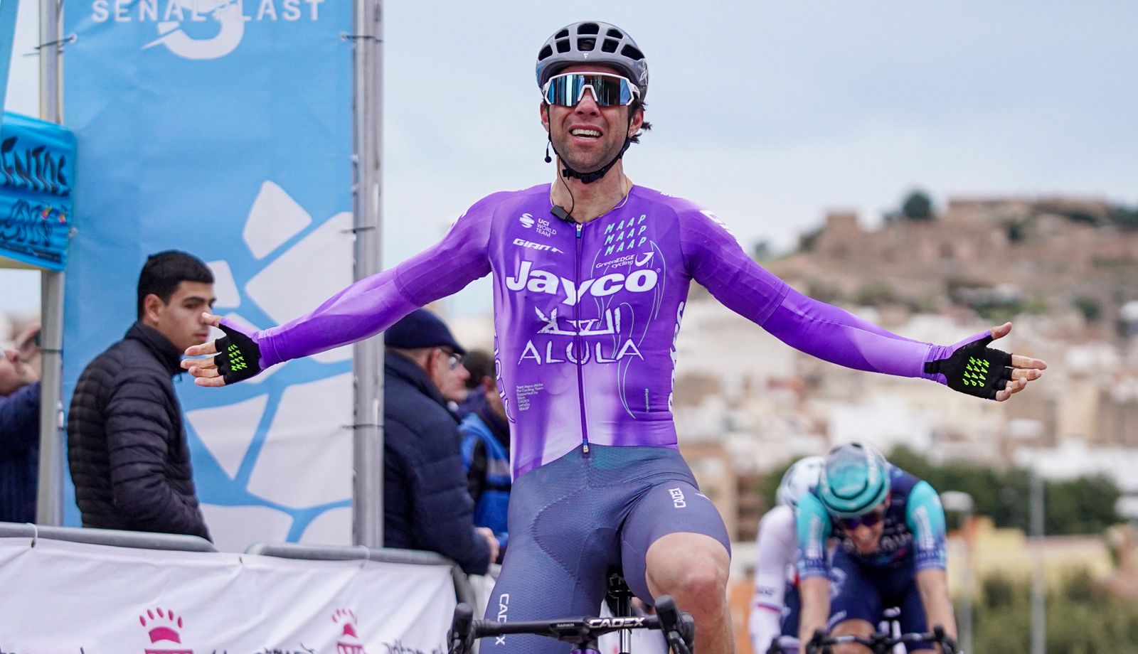 Michael Matthews se fractura las dos muñecas