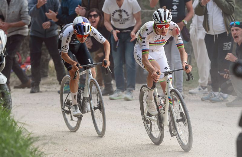 Pogacar y Pidcock, al comando de la Strade Bianche 2025