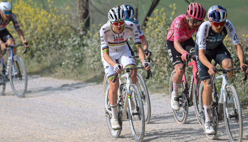 tadej pogacar y tom pidcock en una imagen de la strade bianche 2025 2 790x454