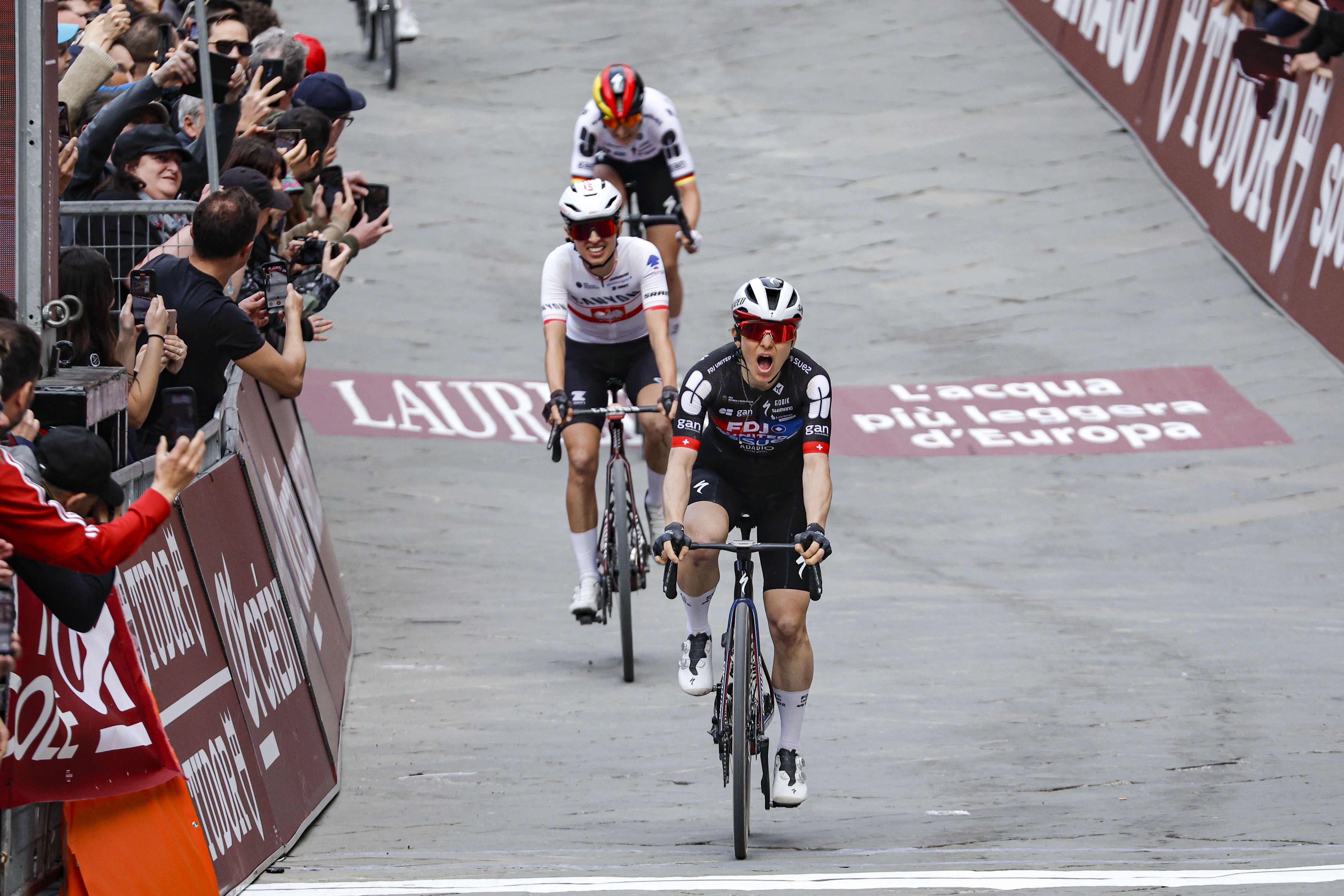 Elise Chabbey reina entre el descontrol de la Strade Bianche 