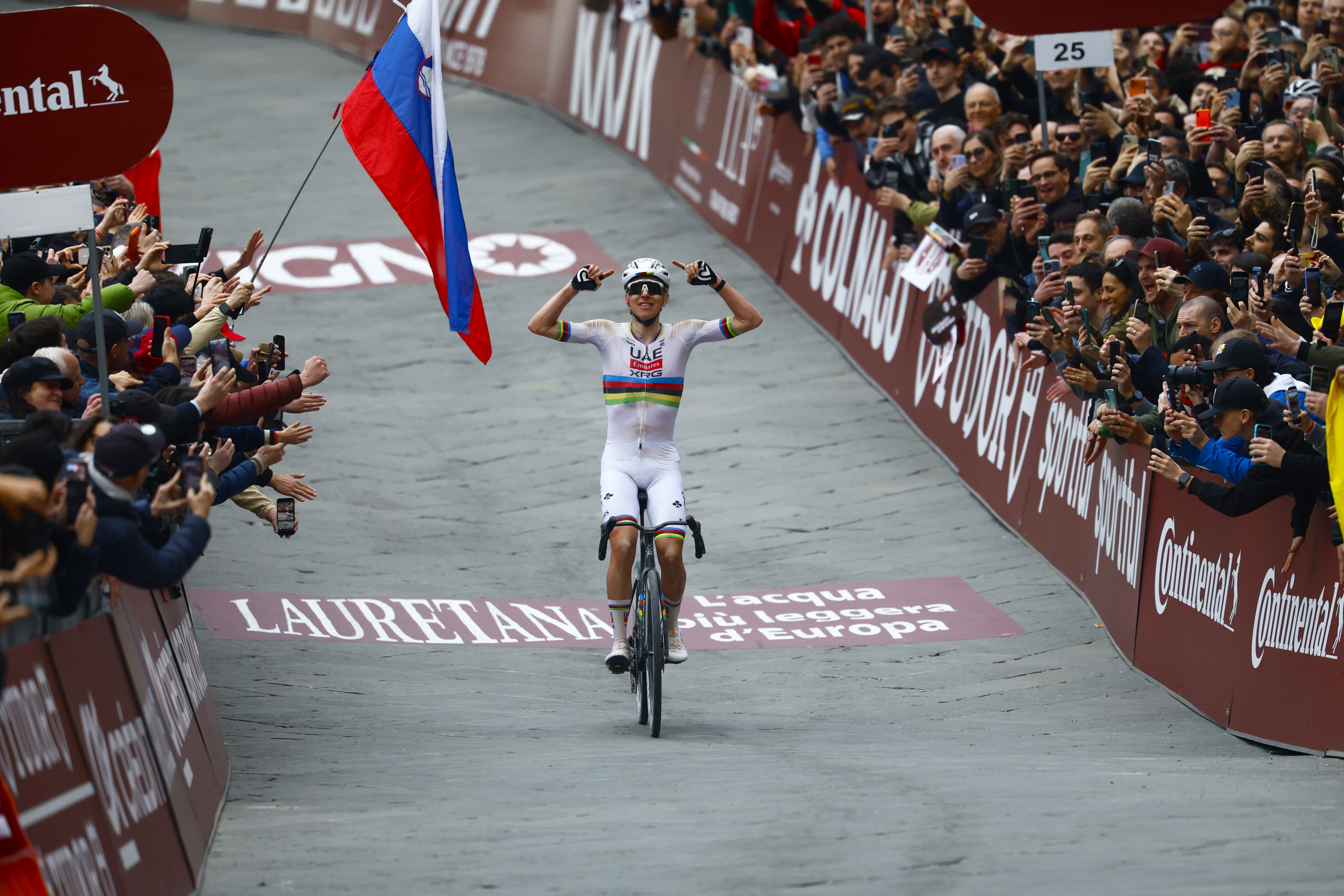 El mito se hace realidad con Tadej Pogacar: cuarta Strade Bianche para el bolsillo