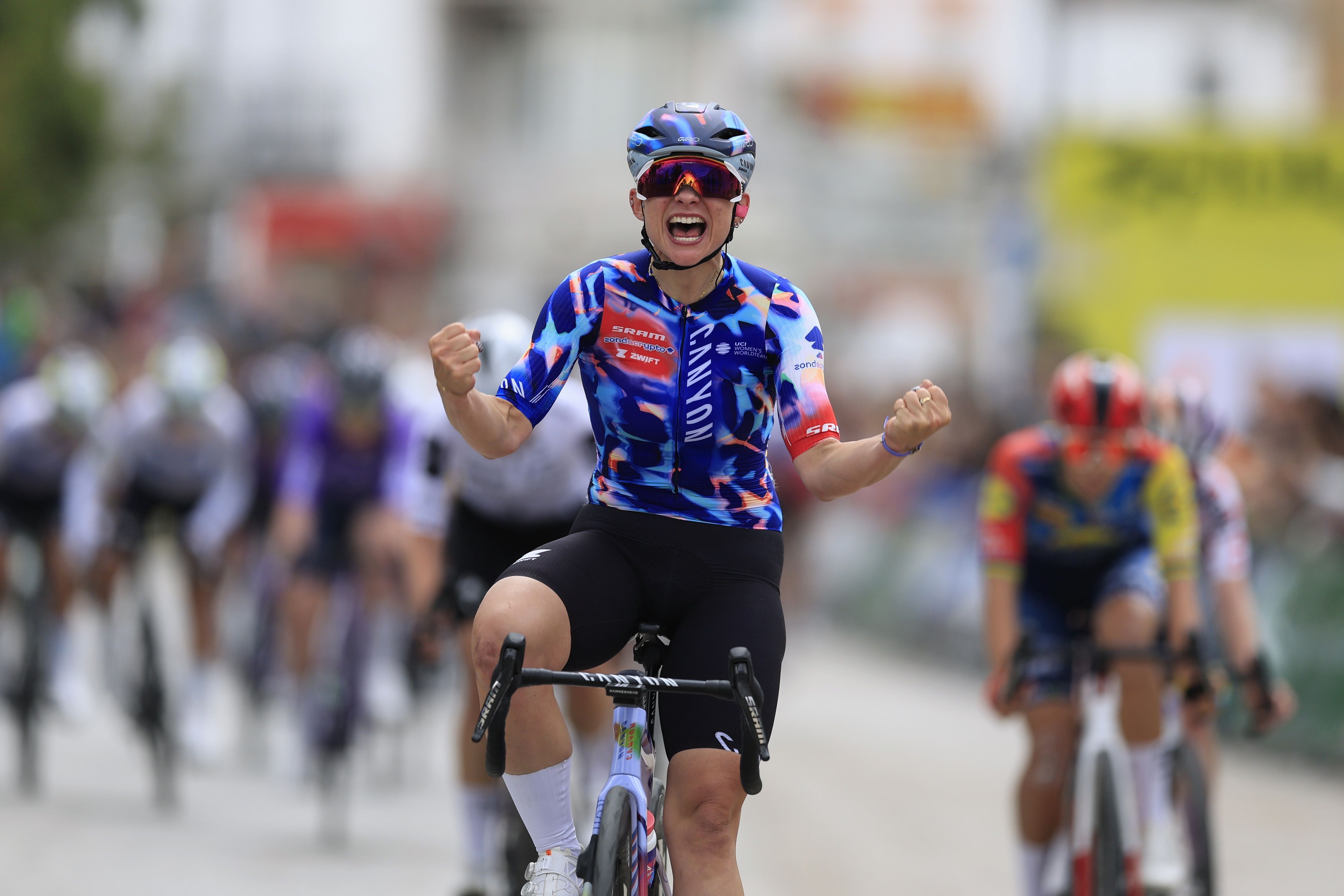 Chiara Consonni sorprende en la recta final y vence al sprint en la Vuelta a Extremadura 