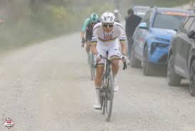 Pogacar en el momento de descolgar a Seixas