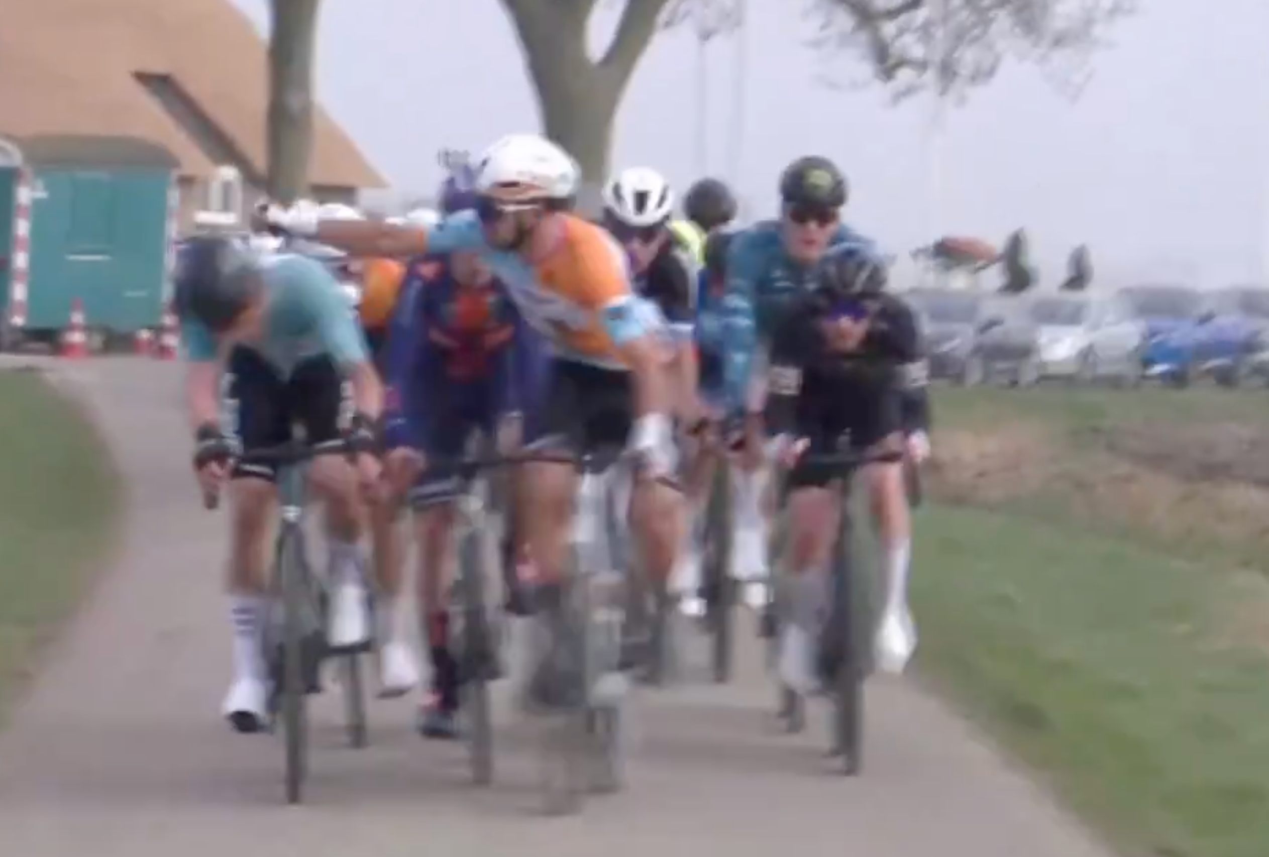 Puñetazo a la cabeza en plena carrera... y fulminante descalificación