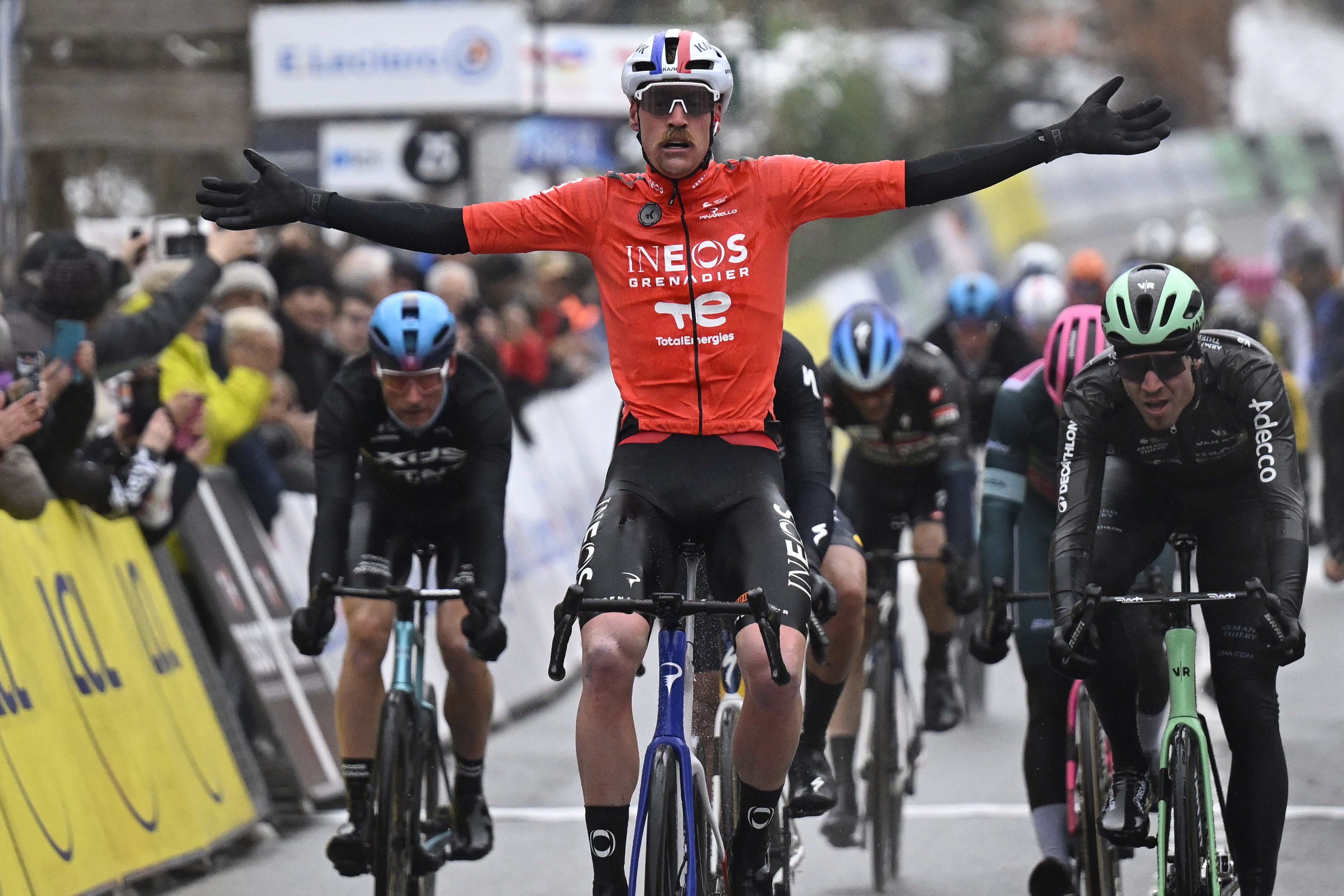 Dorian Godon vence al sprint en una jornada marcada por el temporal en la París - Niza