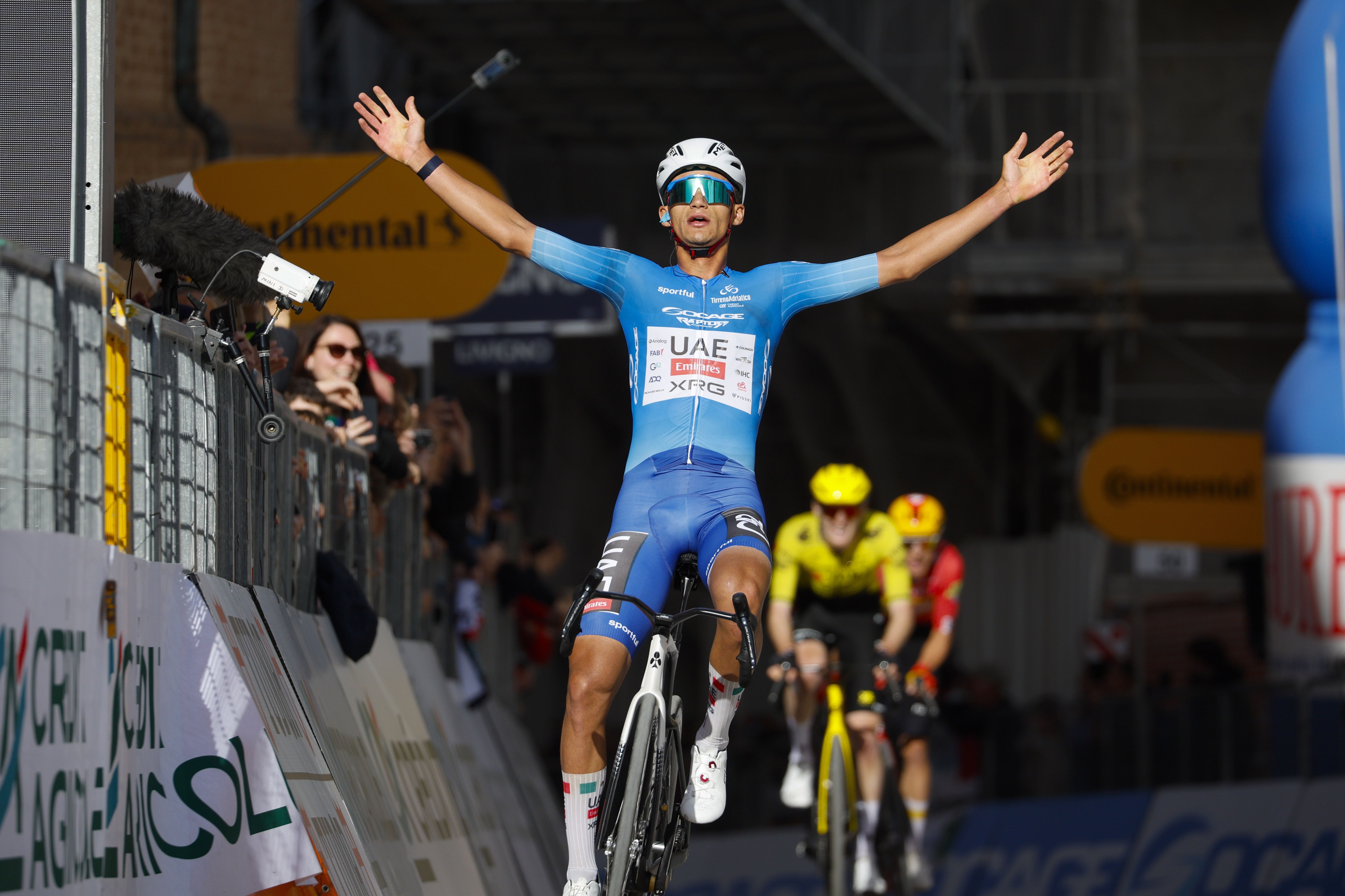 Isaac del Toro vuela en Camerino y se consolida como dueño absoluto de la Tirreno - Adriático
