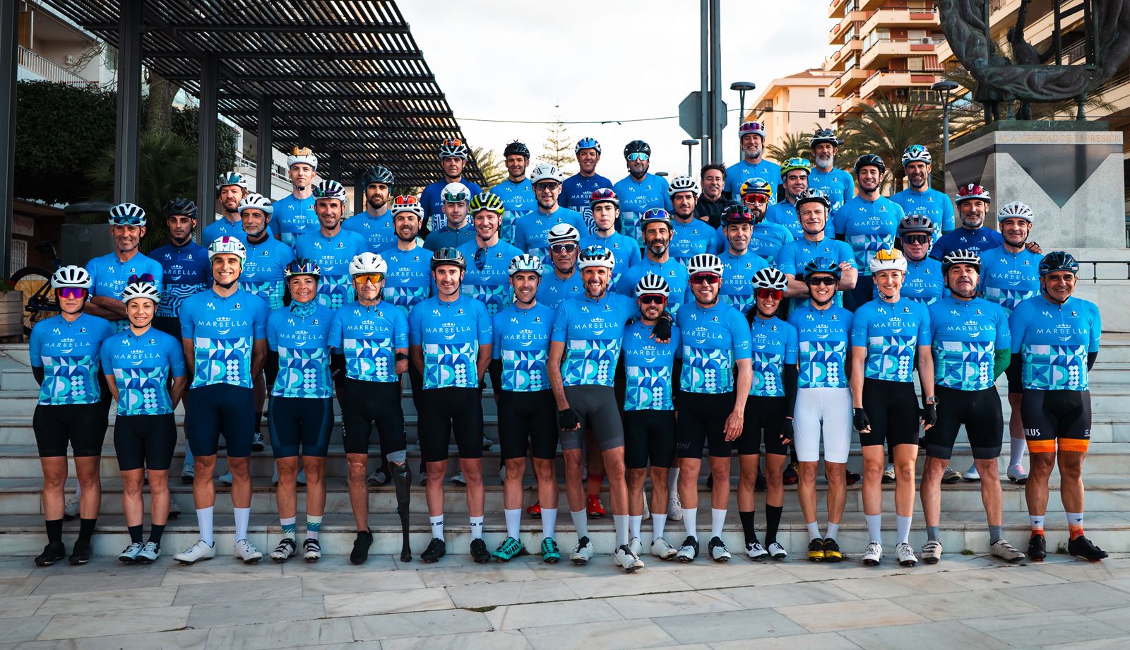 Foto de familia de la  ‘Marbella Cycling Weekend’, organizada por Luis Ángel Maté