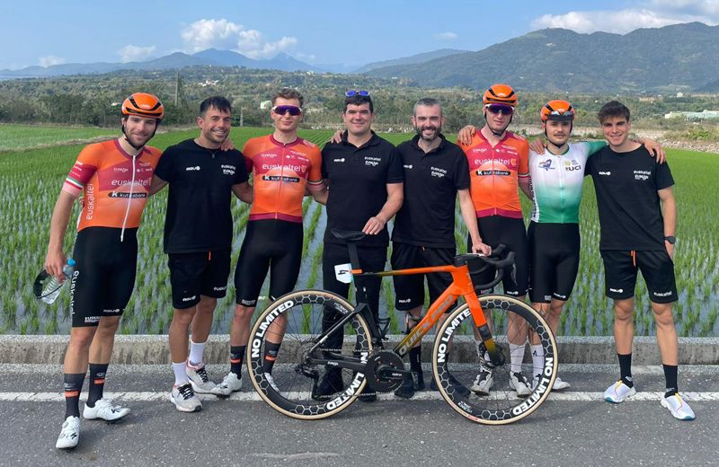 Los ciclistas del Euskaltel Euskadi en el Tour de Taiwán
