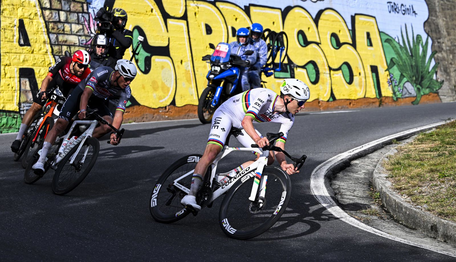 Pogacar, Van der Poel y Ganna en una imagen de la Milán - San Remo 2025.