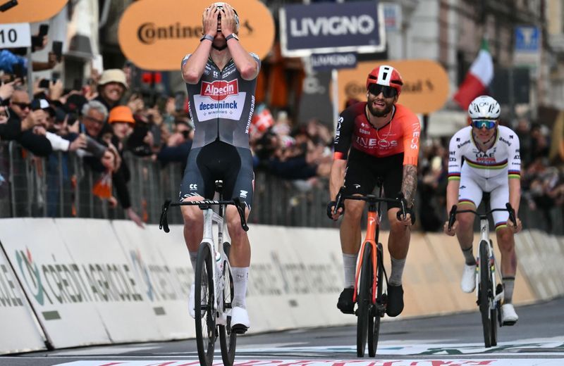 van der poel conquisto la milan san remo 2025 superando al sprint a ganna y pogacar
