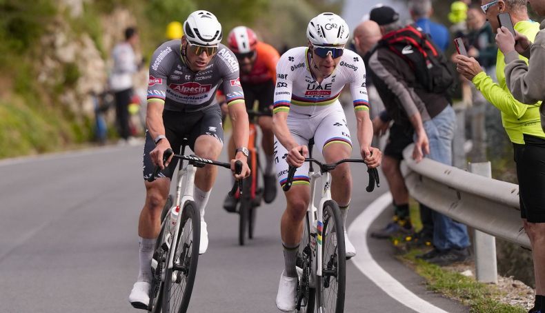 mathieu van der poel y tadej pogacar durante la pasada milan san remo 2 790x454