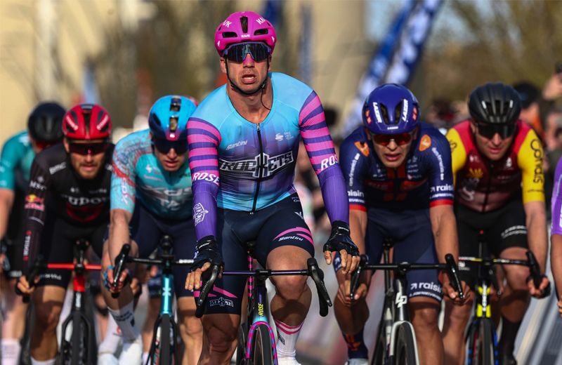 Dylan Groenewegen gana al sprint la Bredene Koksijde Classic