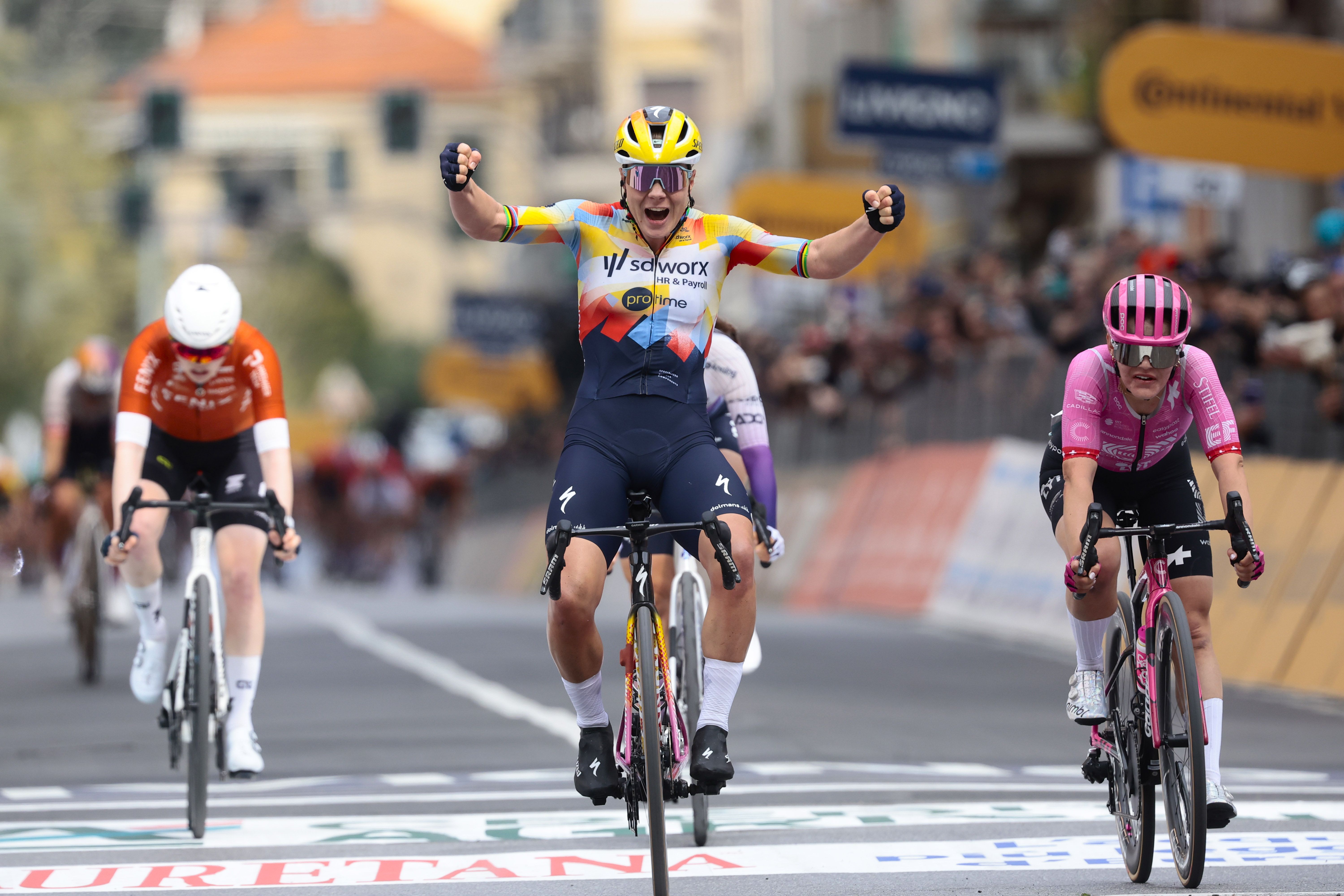 Lotte Kopecky levanta los brazos en la Milán - San Remo Femenina 