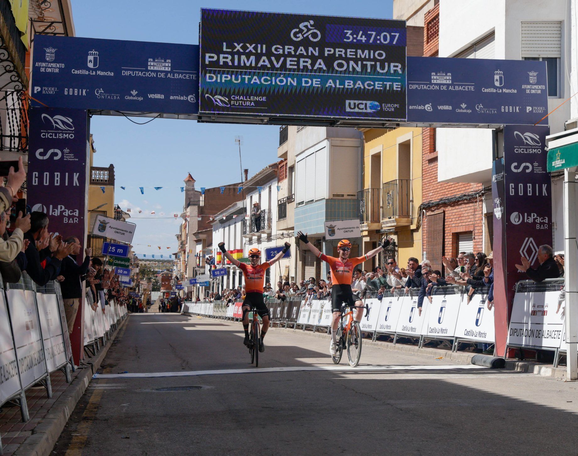 Doblete de Euskaltel Euskadi en el estreno profesional del Gran Premio Primavera de Ontur