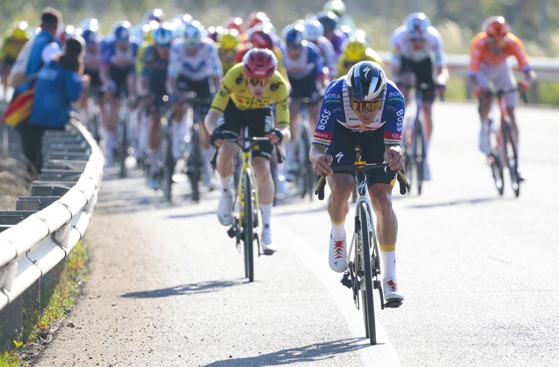 Remco saltando del pelotón