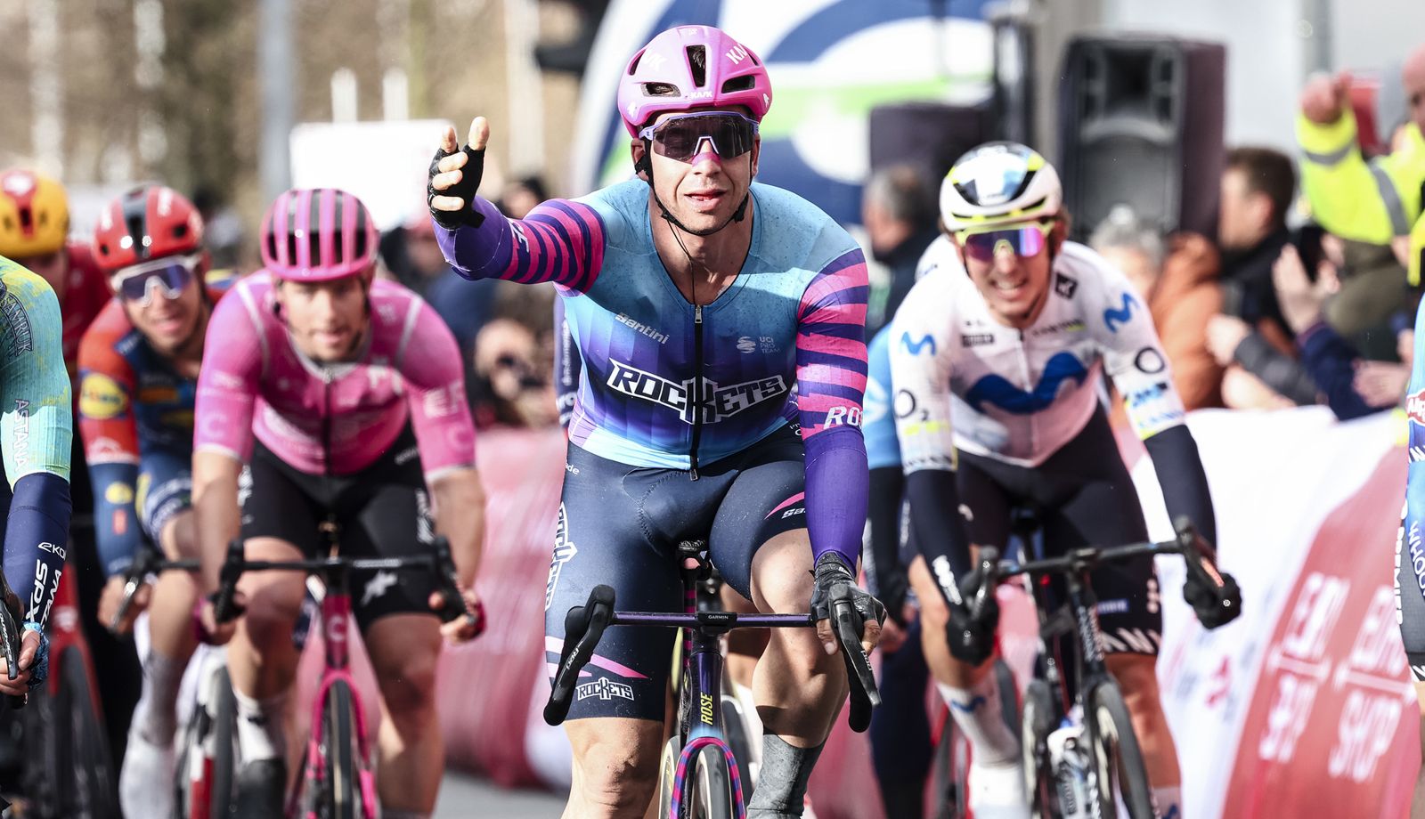 Dylan Groenewegen sigue en racha y conquista el Tour de Brujas