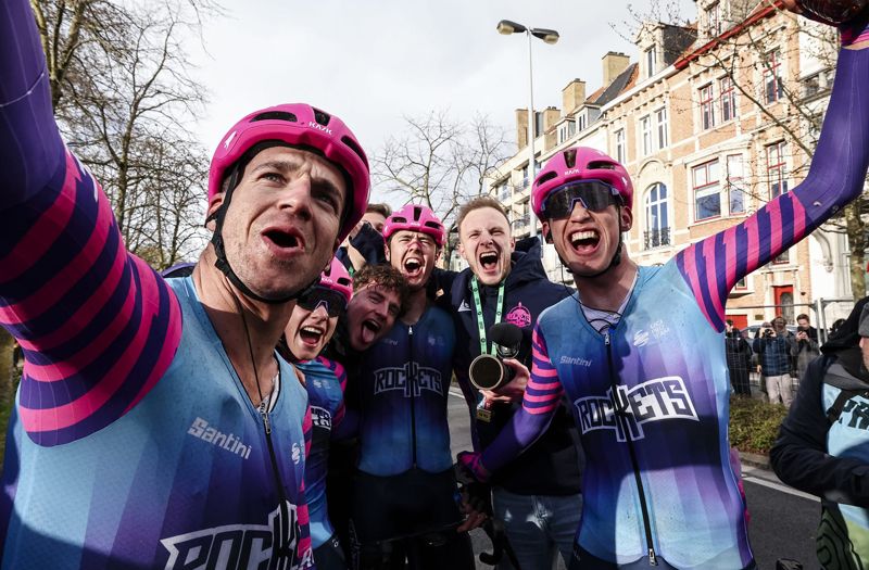 Dylan Groenewegen celebrando su victoria con los compañeros de equipo