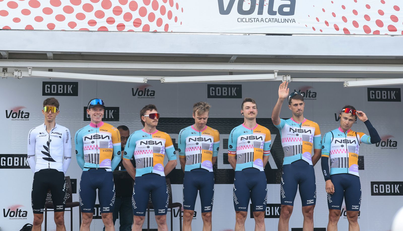 Ciclistas del NSN antes de la salida de una etapa de la Volta a Catalunya