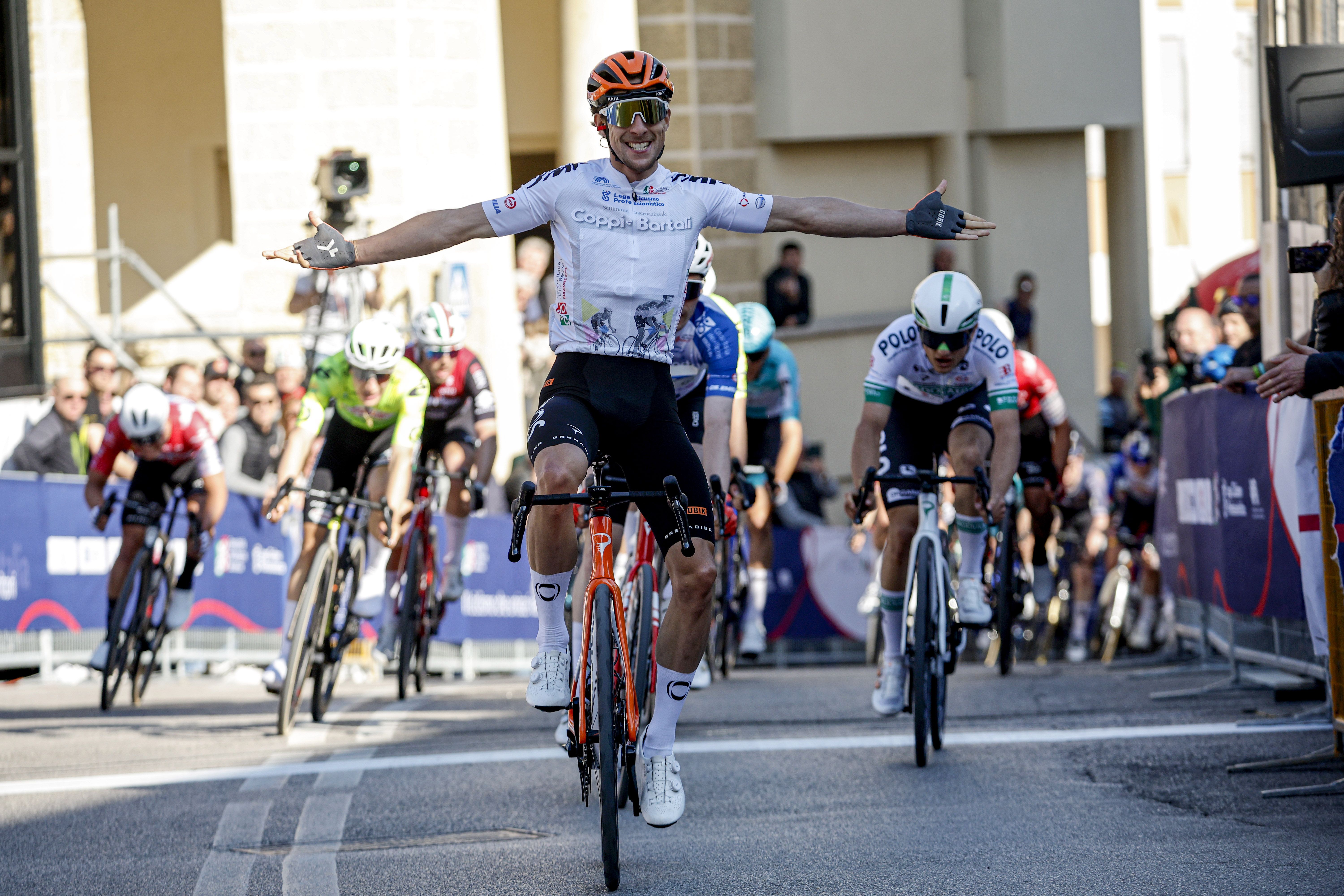 Axel Laurance levanta los brazos en Valdobbiadene y se viste de líder en la Semana Coppi y Bartali