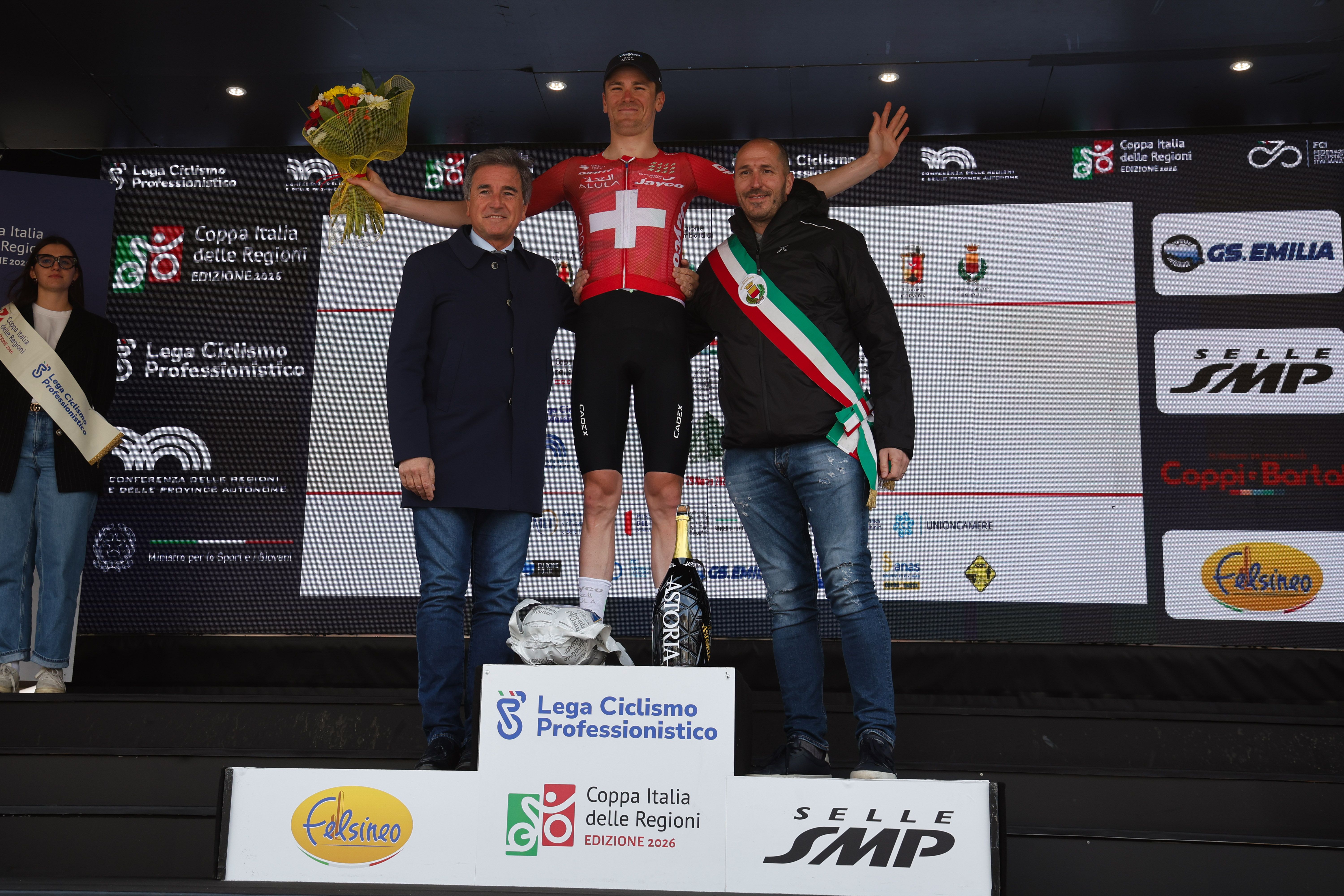 Mauro Schmid conquista la Semana Coppi e Bartali