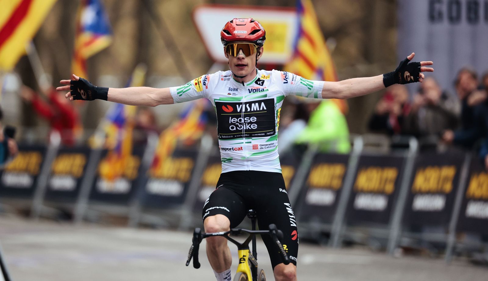Jonas Vingegaard celebrando su victoria en Queralt