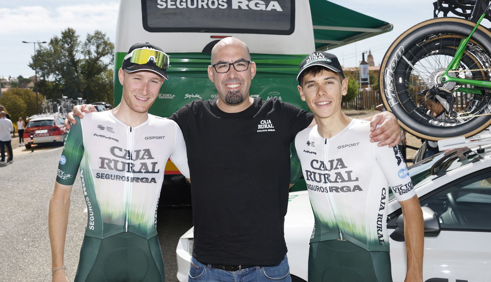 Rubén Martínez, director del Caja Rural-Seguros RGA, con Abel Balderstone y Jaume Guardeño durante la pasada Vuelta a España.
