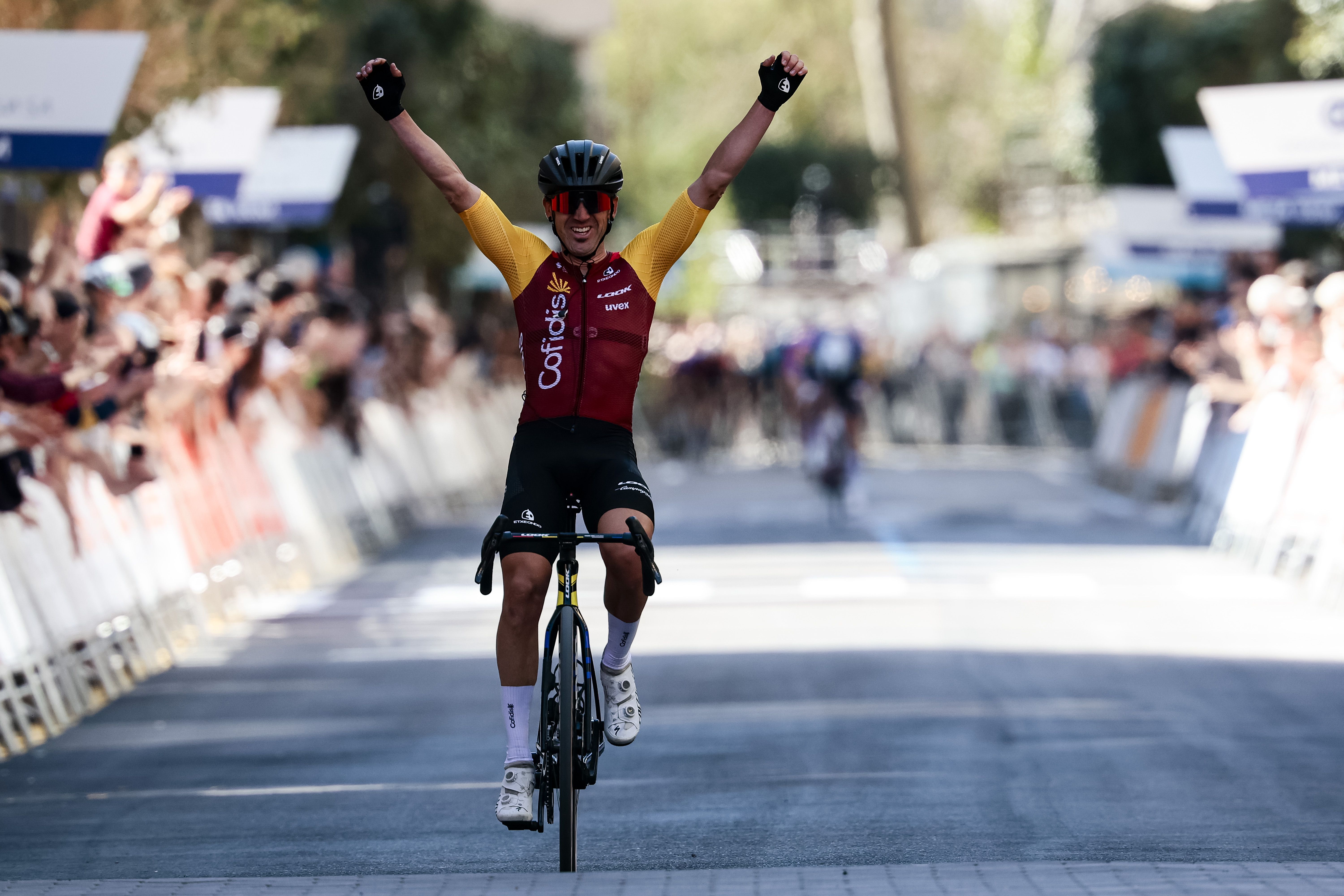 Ion Izaguirre levanta los brazos en el Gran Premio Miguel Induráin por tercera vez en su carrera