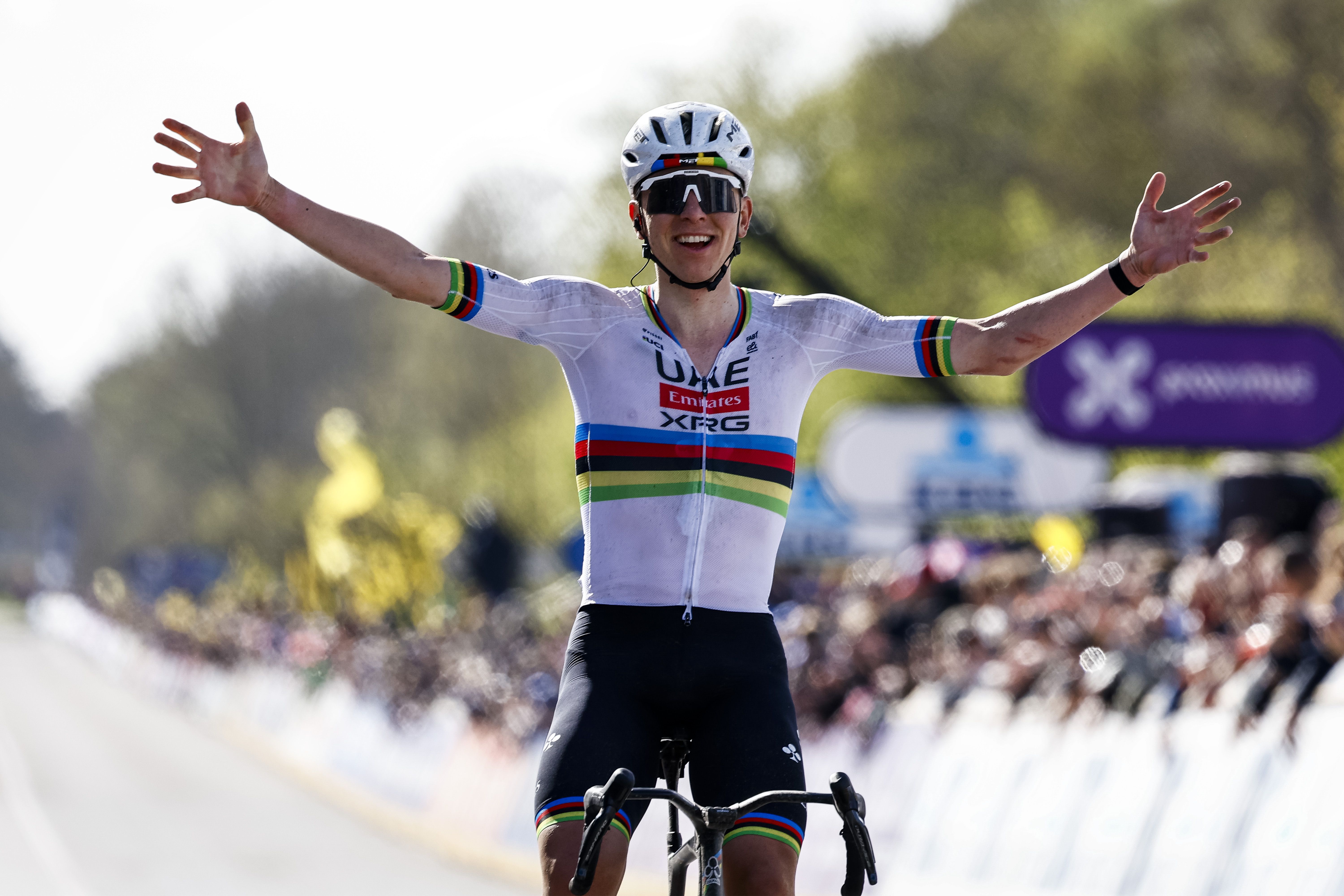 Tadej Pogacar remueve los cimientos del ciclismo: suma su tercer Tour de Flandes y va a por más