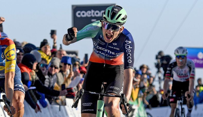 paul seixas celebrando su victoria de etapa en la volta al algarve 2 790x454