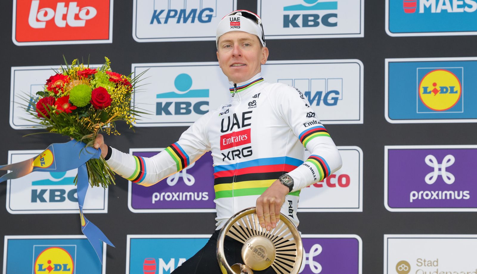 Tadej Pogacar en el podio tras ganar el reciente Tour de Flandes