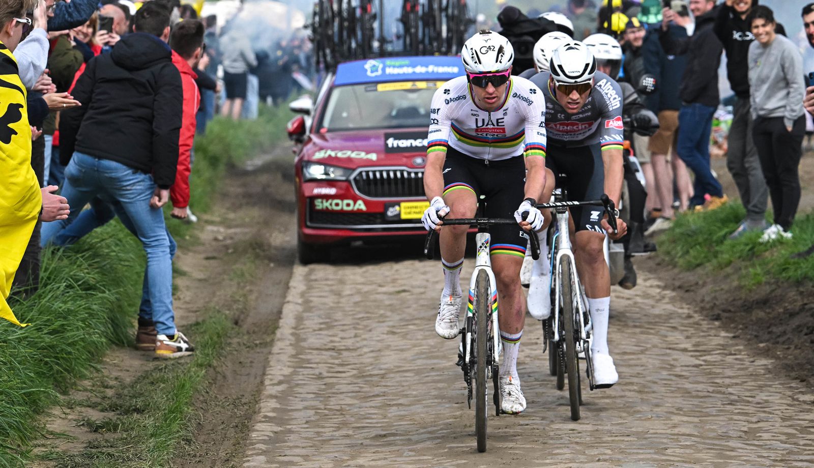 Tadej Pogacar, seguido de Van der Poel, en la París-Roubaix 2025