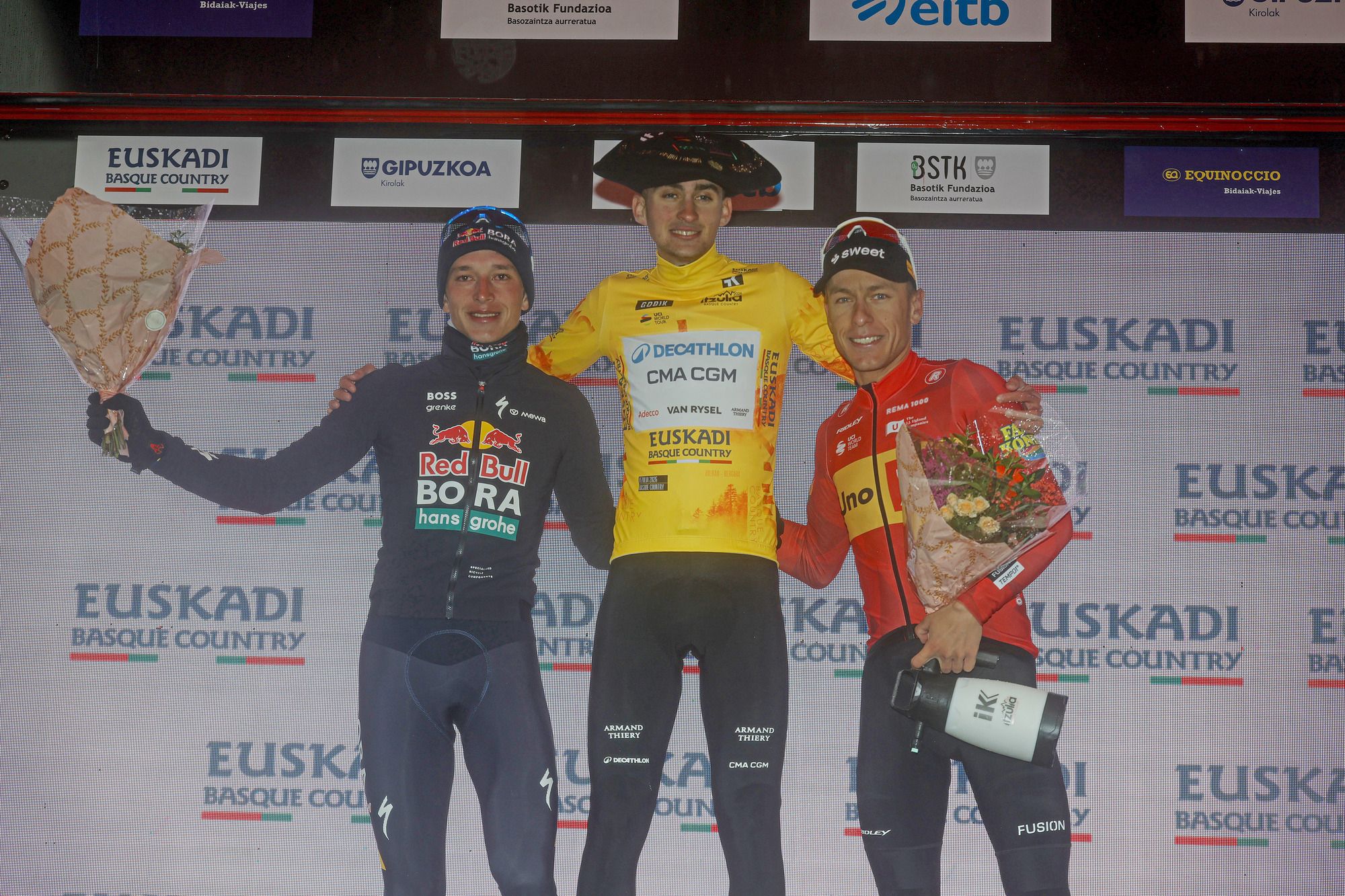 Pódium final de la Itzulia, con Paul Seixas como vencedor