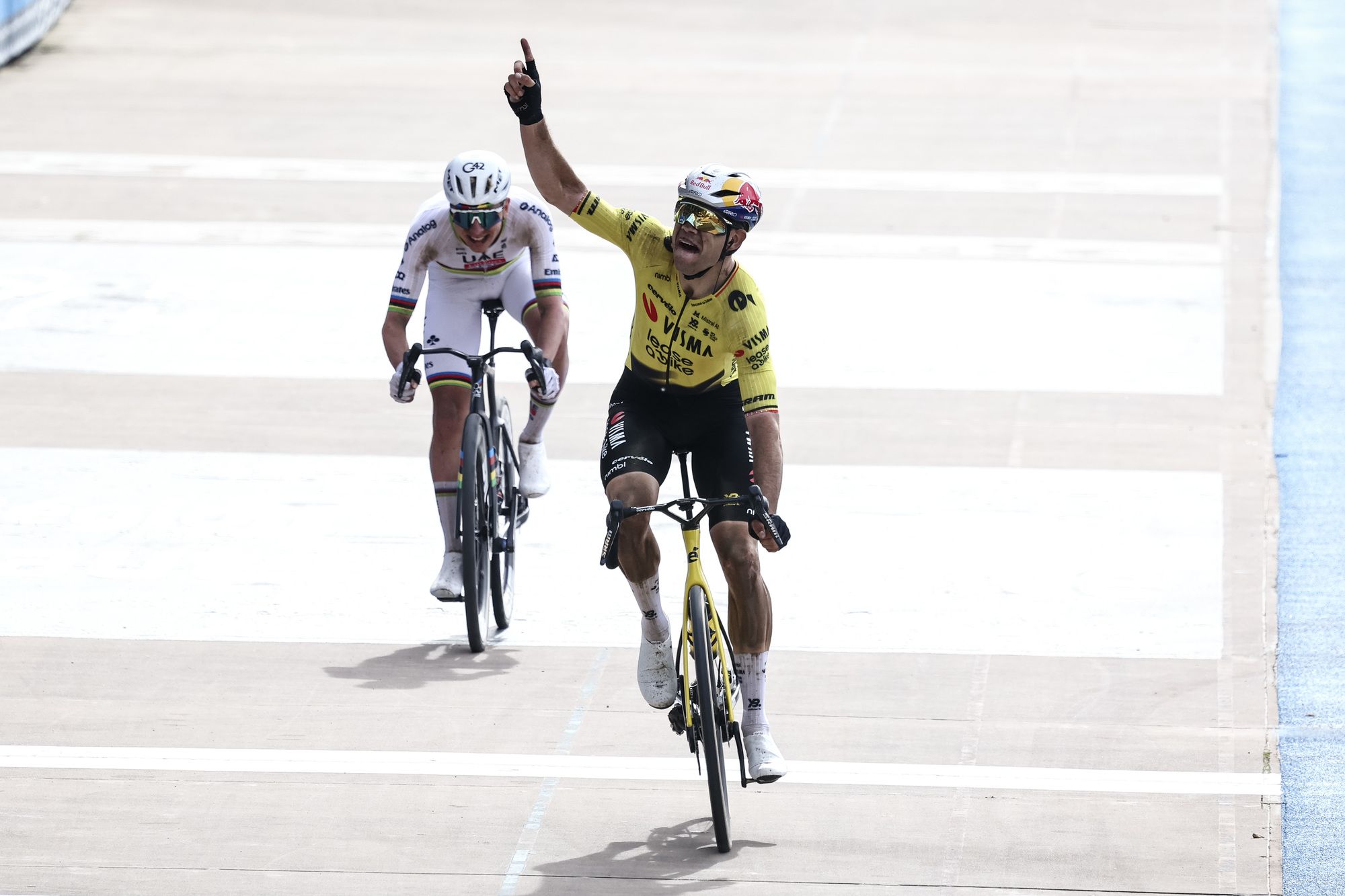 Wout Van Aert supera a Pogacar para anotarse la Paris Roubaix