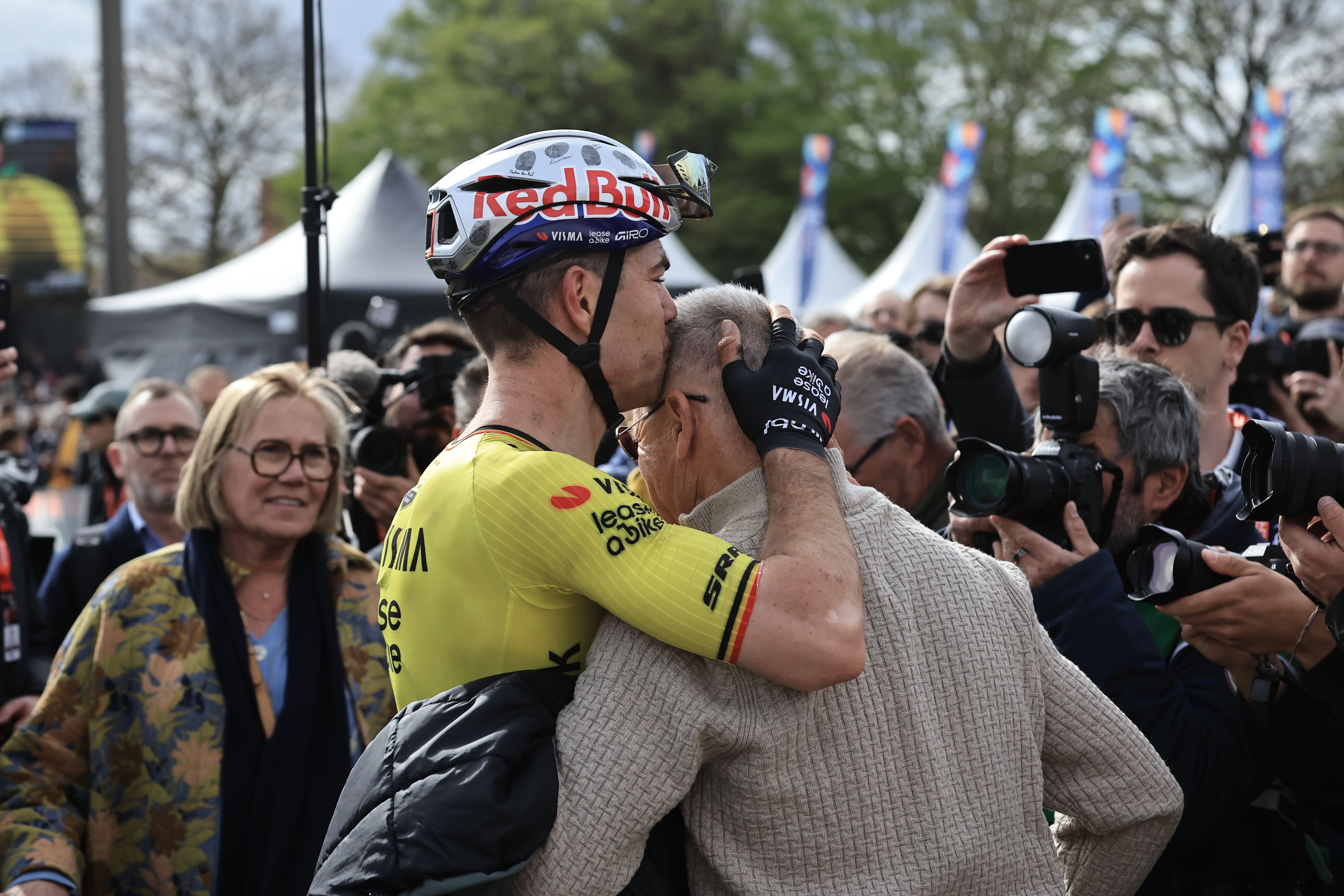 Van Aert gana por fin en el velódromo de Roubaix