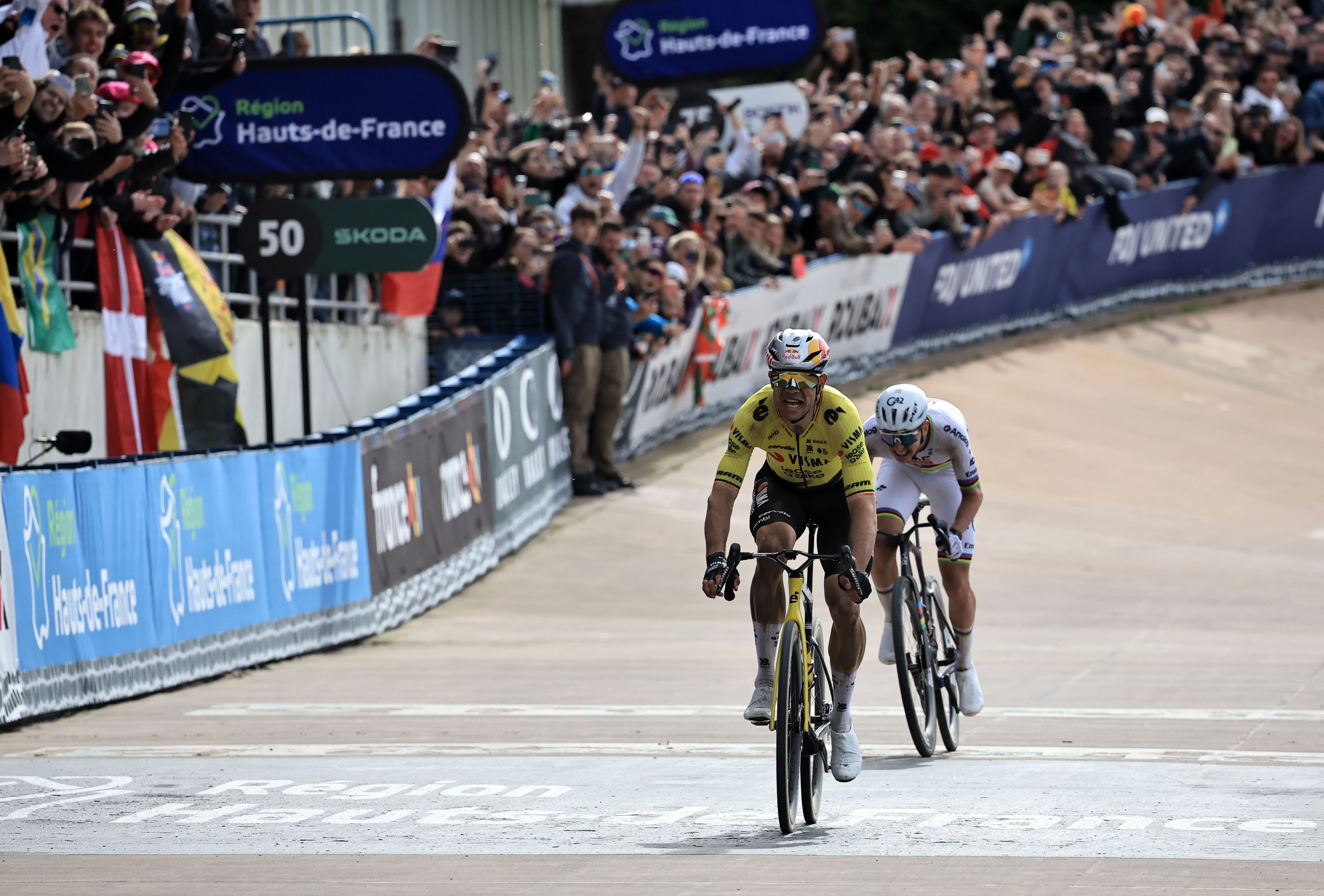 A Pogacar se le escapó su victoria más deseada en el velódromo de Roubaix