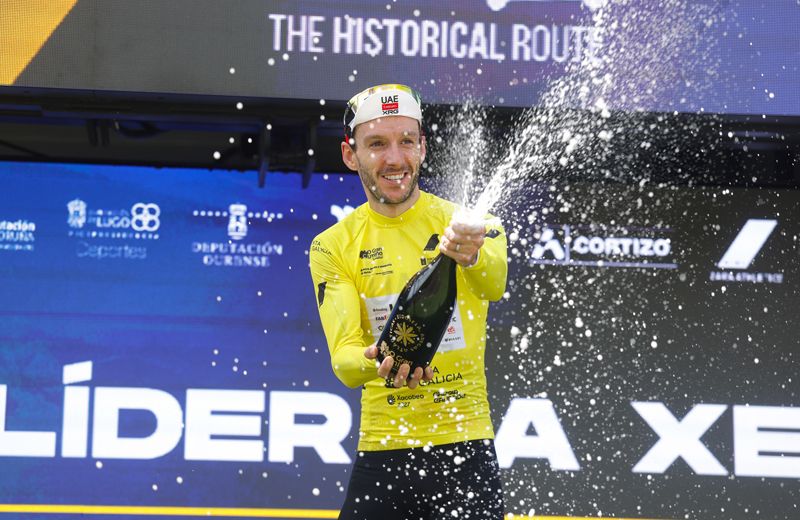 Adam Yates, nuevo maillot amarillo