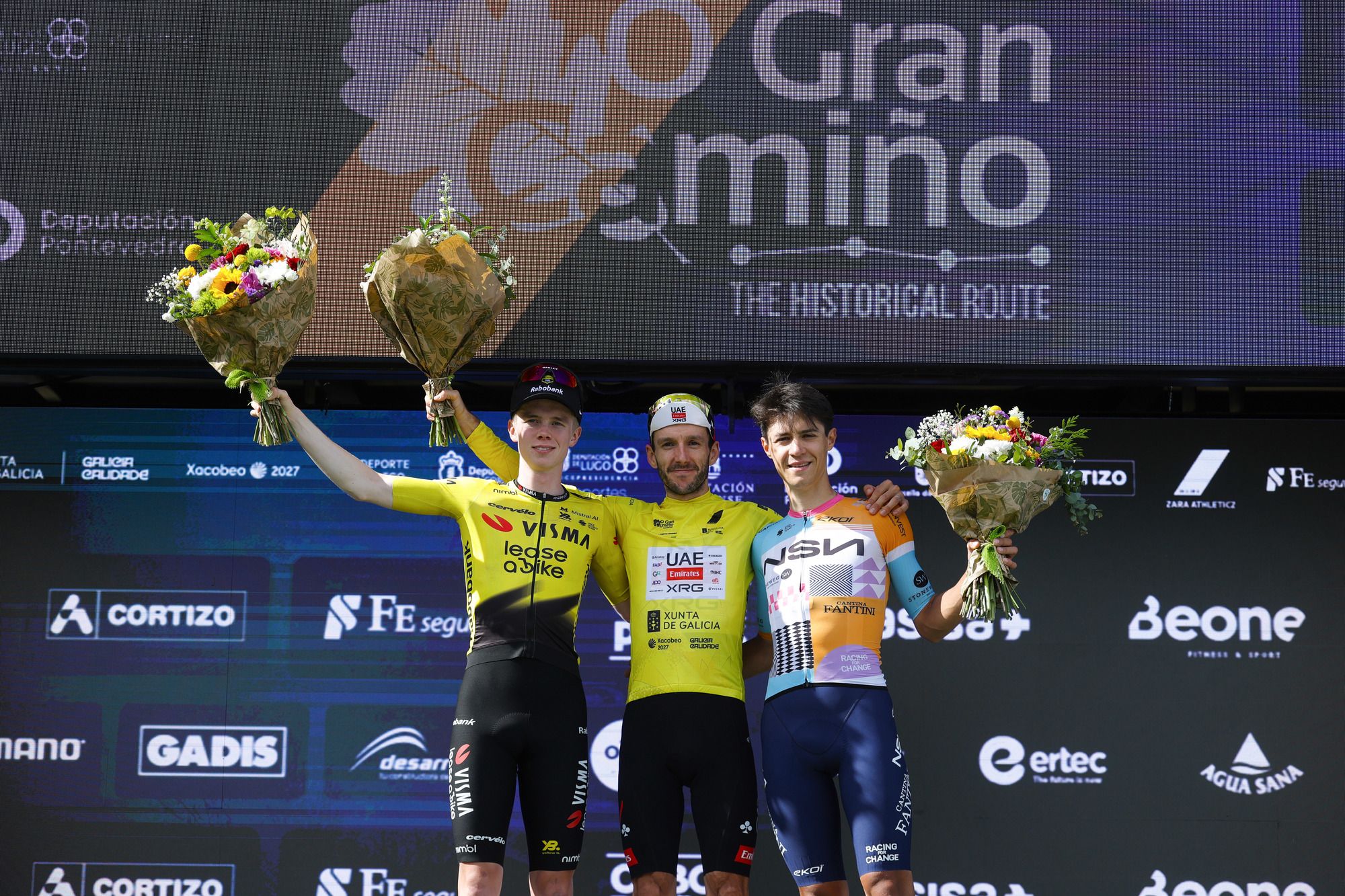 Pódium final de O Gran Camiño 2026 con Adam Yates vencedor absoluto