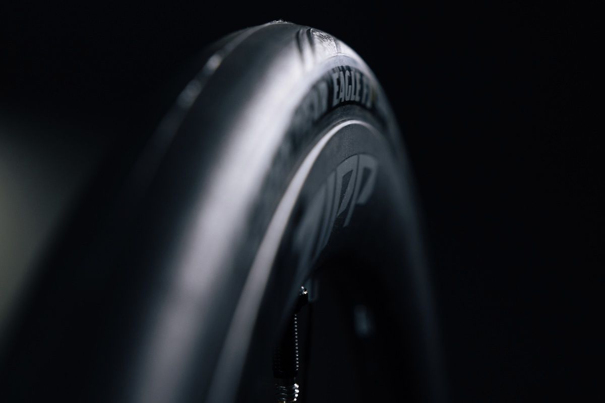 Los neumáticos quedan enrasados con la llanta para mejorar su comportamiento