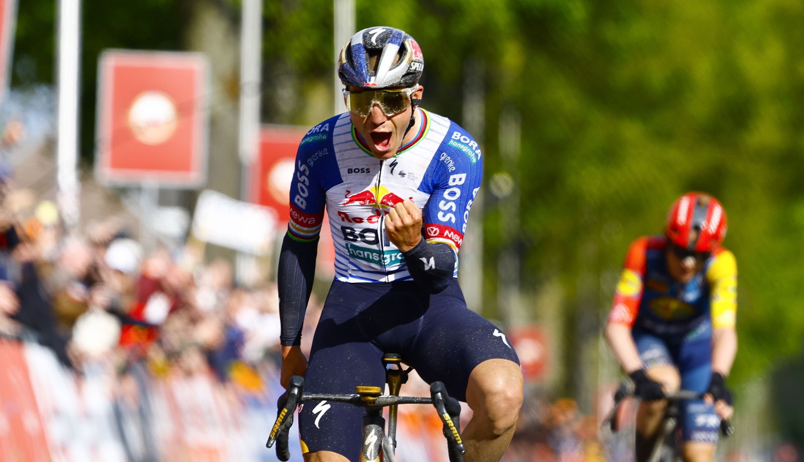 Remco Evenepoel celebrando su victoria en la Amstel Gold Race