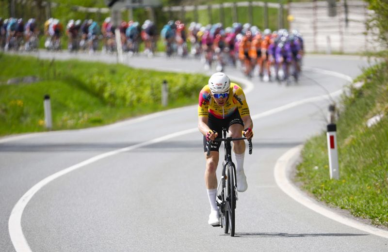 Emanuel Zangerle, a punto de ser cazado por el pelotón