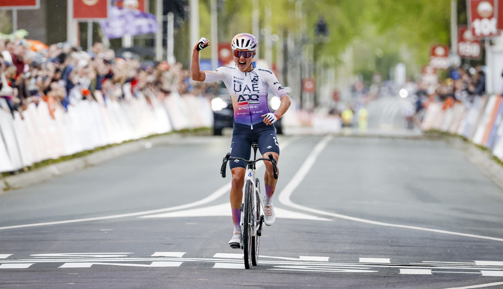 Paula Blasi celebrando su victoria en la Amstel Gold Race