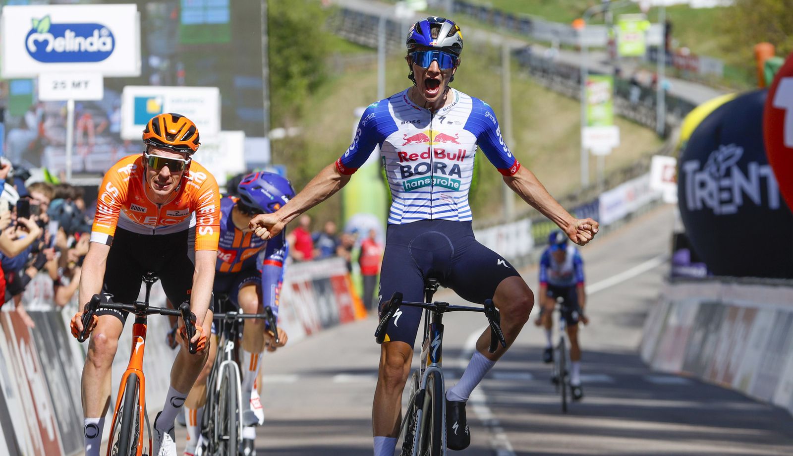 Pellizzari, victoria y liderato en el Tour de los Alpes