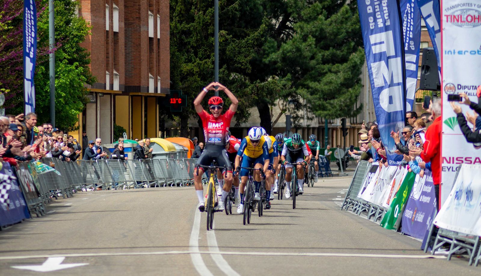 Albert Roca celebra su victoria en la Clásica de Valladolid 2025
