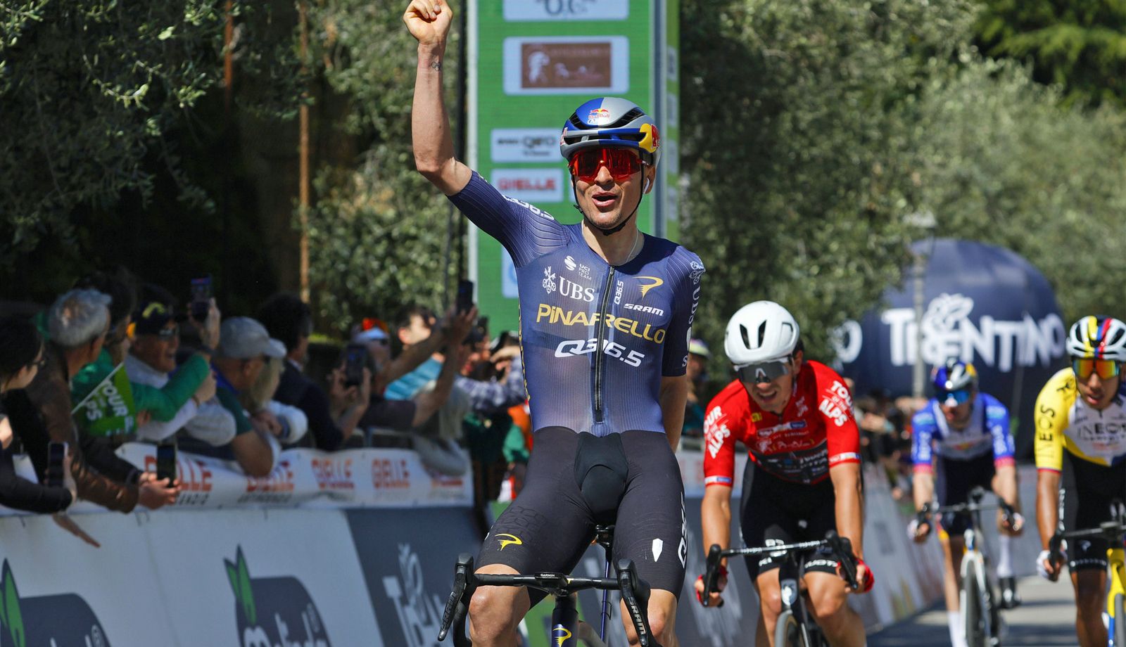 Pidcock impone su velocidad en la 3ª etapa del Tour de los Alpes