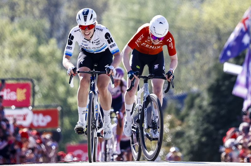 Demi Vollering y Puck Pieterse