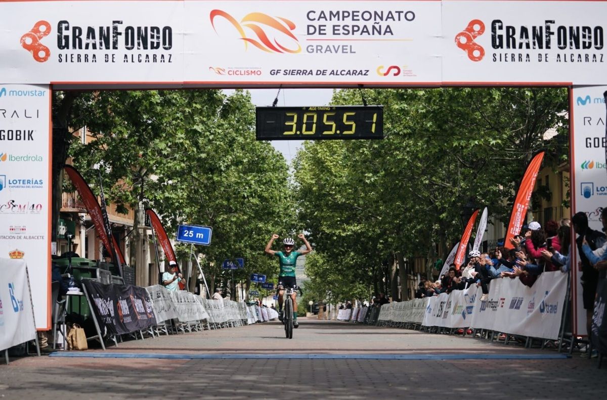 Natalia Fischer proclamándose campeona de España de gravel